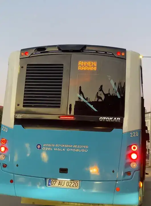 Antalya'da Otobüsten LED’li Uyarı Patenli Çocukları Şaşırttı 5